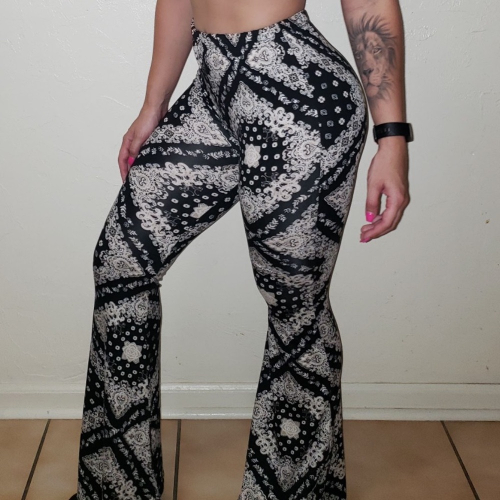 Rue21 Geometric Flare High Rise Pants - Beige, Black (M)